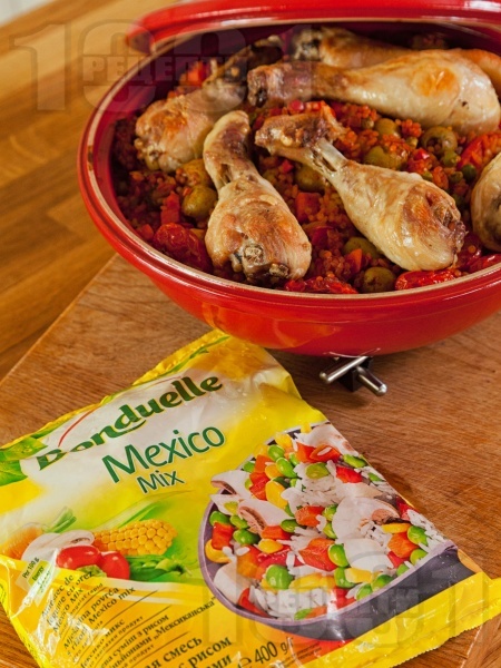 Печени пилешки бутчета с кус кус и зеленчуци в тажин на фурна - снимка на рецептата